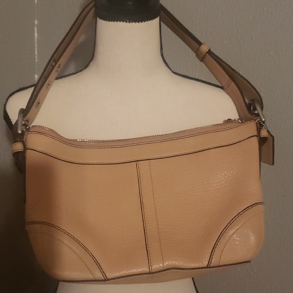 Coach Handbags - Coach tan pebble leather hobo